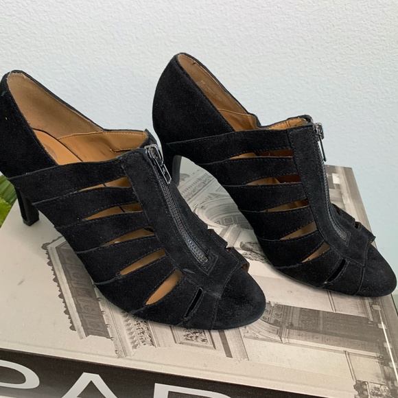 Aerosoles Heel-rest - Black Bootie. In a faux suede with a zipper in the front - Picture 3 of 6